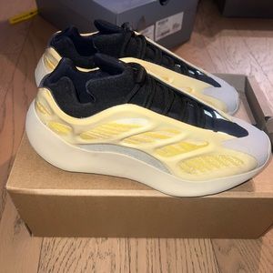 YEEZY 700 V3 SIZE 9 EXCELLENT CONDITION